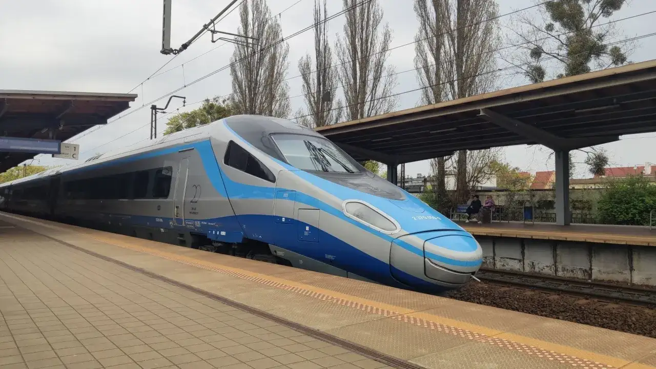 Nowoczesny pociąg EIP, czyli Pendolino, stoi na peronie.