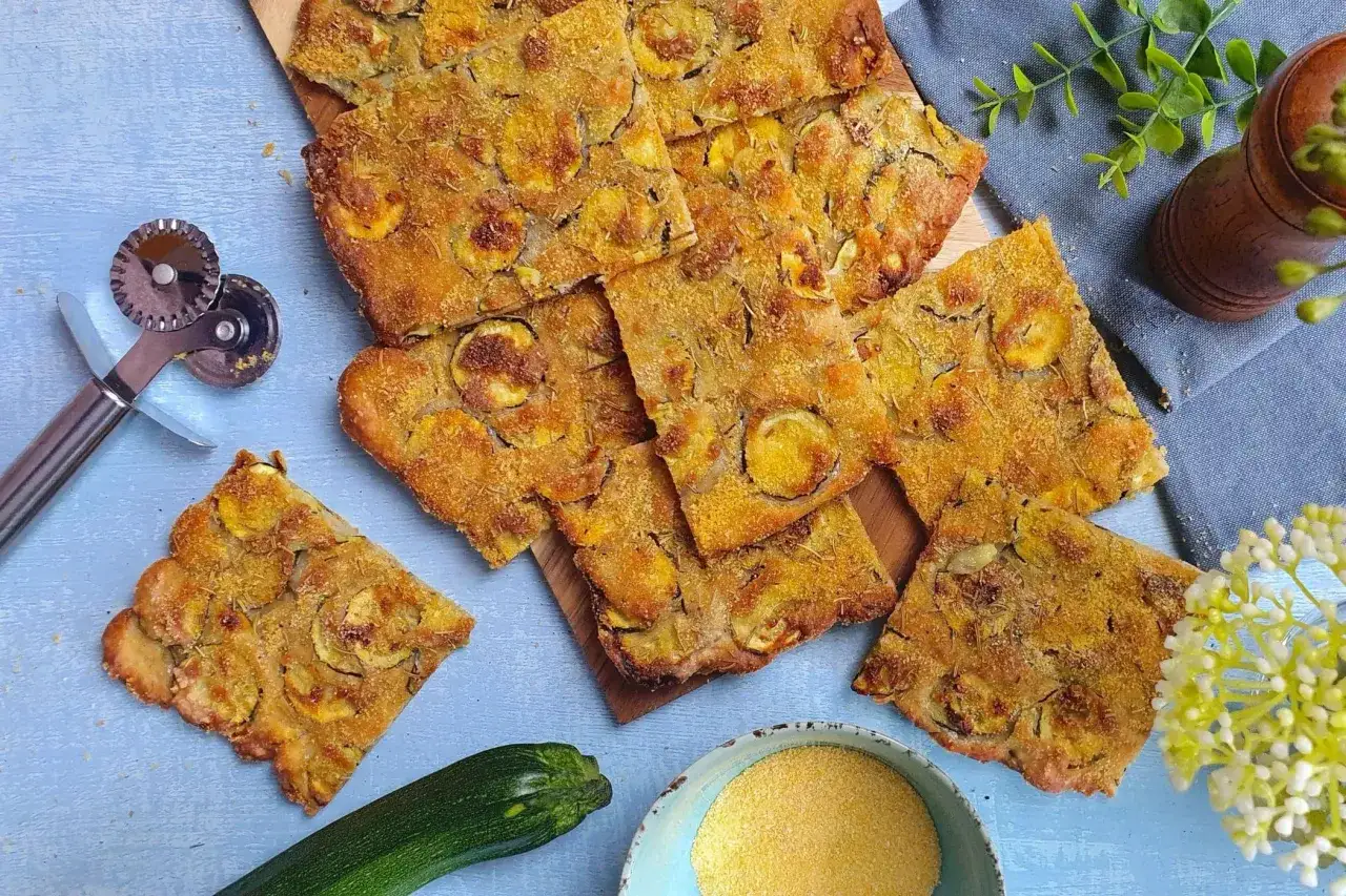 Fette dorate di zucchine al forno, croccanti e profumate, pronte per essere gustate.