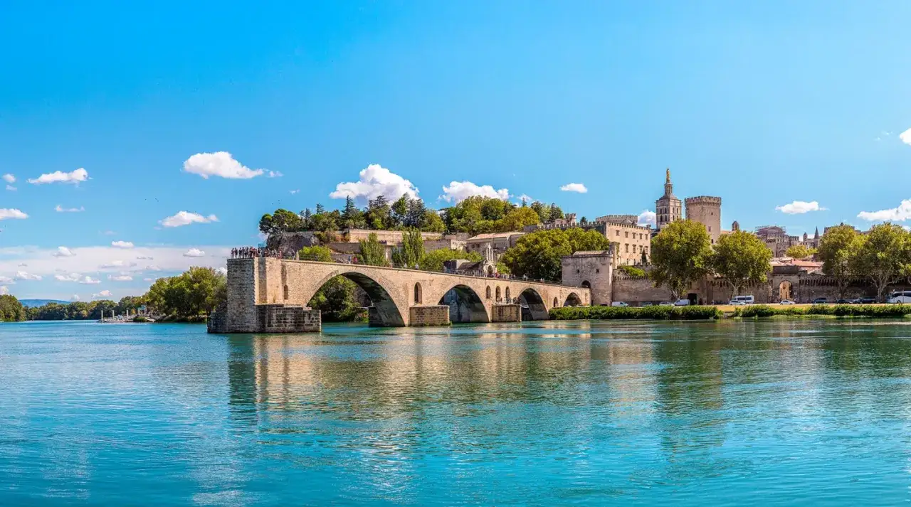 Le Pont d'Avignon, vestige d'une ancienne travers&eacute;e, se dresse fi&egrave;rement sur le Rh&ocirc;ne. Une belle journ&eacute;e pour une descente du Rh&ocirc;ne.
