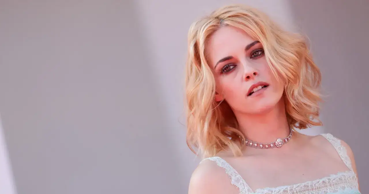 Kristen Stewart z naszyjnikiem z cyrkonii. Wszyscy zastanawiają się, ile lat ma Kristen Stewart, gdy patrzy na jej młodzieńczy wygląd.
