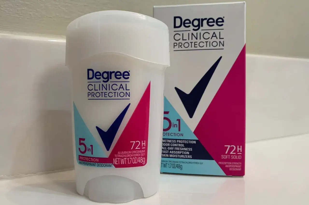 Deodorante Degree Clinical Protection con alluminio cloridrato. La sua efficacia è nota, ma ci si chiede se l'aluminum chlorohydrate fa male.