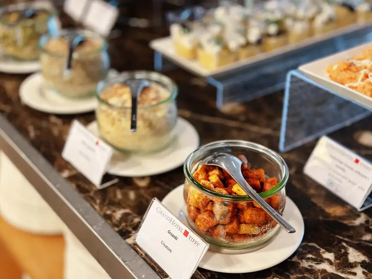 Grzanki z menu Grand Hotel Tiffi Iława. Chrupiące grzanki w słoiku, gotowe do dodania do zupy lub sałatki.