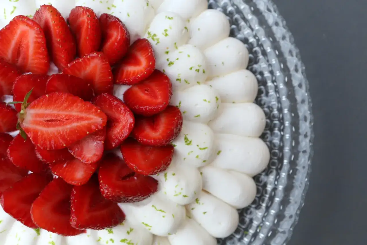 Pavlova aux fraises et mascarpone, d&eacute;cor&eacute;e de zestes de citron vert. Un d&eacute;lice fruit&eacute; et a&eacute;rien.