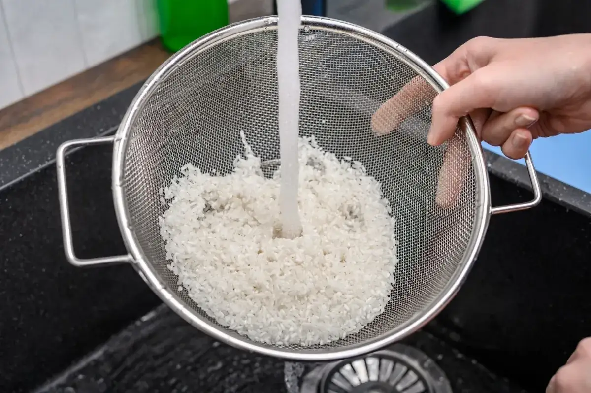 płukanie ryżu basmati pod bieżącą wodą