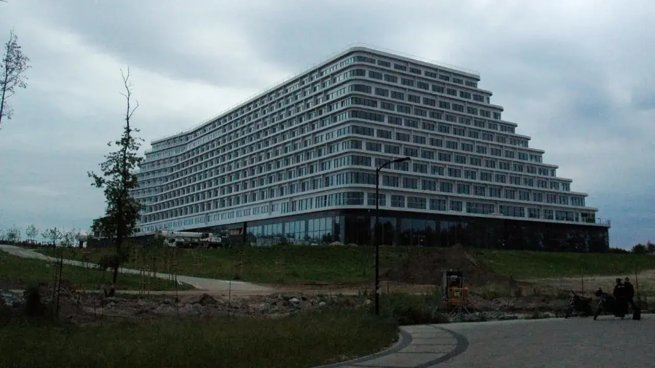 Nowoczesny hotel w kształcie piramidy. Zastanawiasz się, ile kosztuje doba hotelowa w takim miejscu?