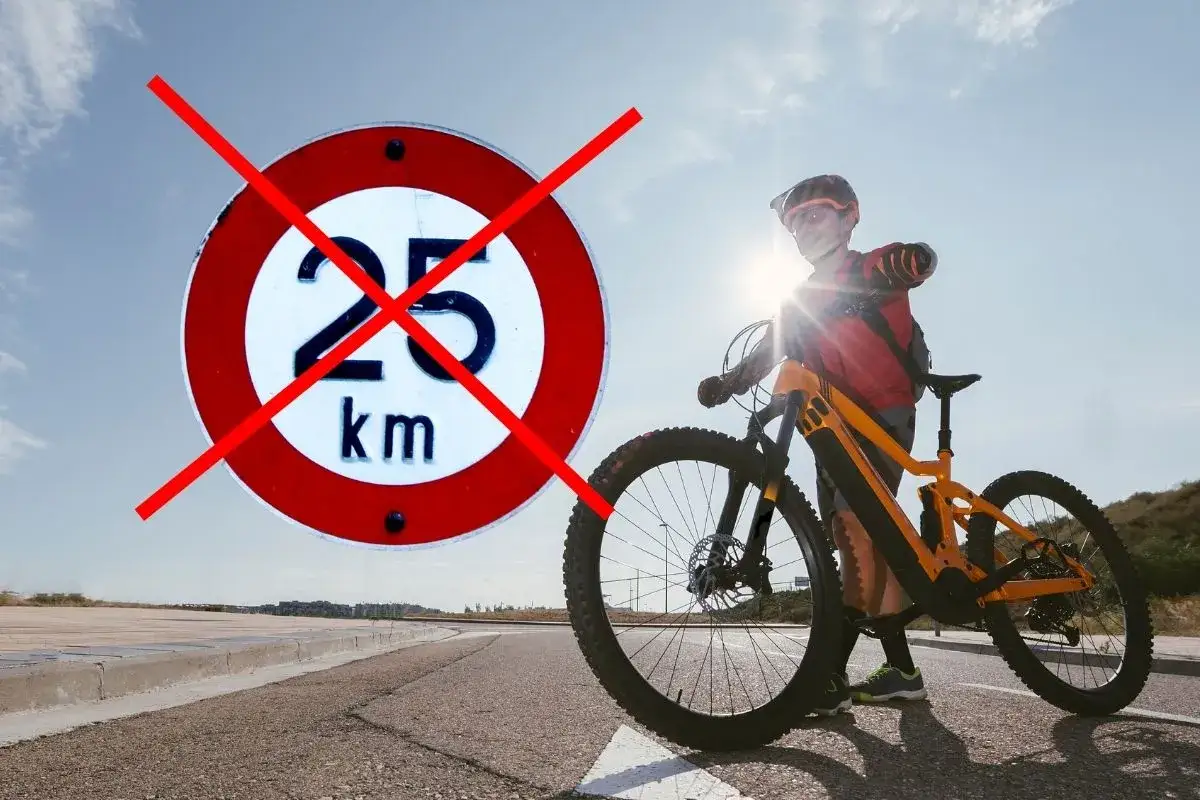 Chcesz wiedzieć, jak zdjąć ogranicznik prędkości w rowerze elektrycznym? Znak zakazu 25 km/h przekreślony, obok rowerzysta z e-bike.