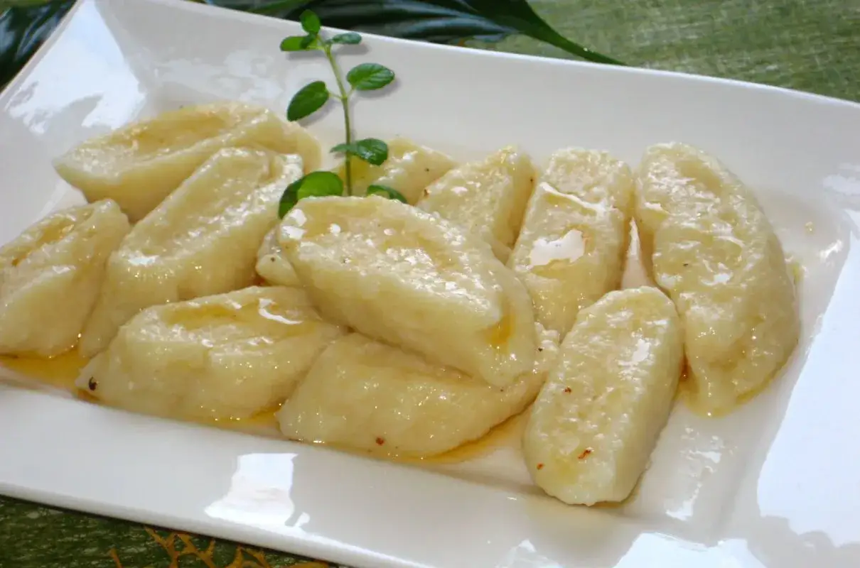 Pyszne pierogi leniwe Ani gotuje, polane roztopionym masłem.