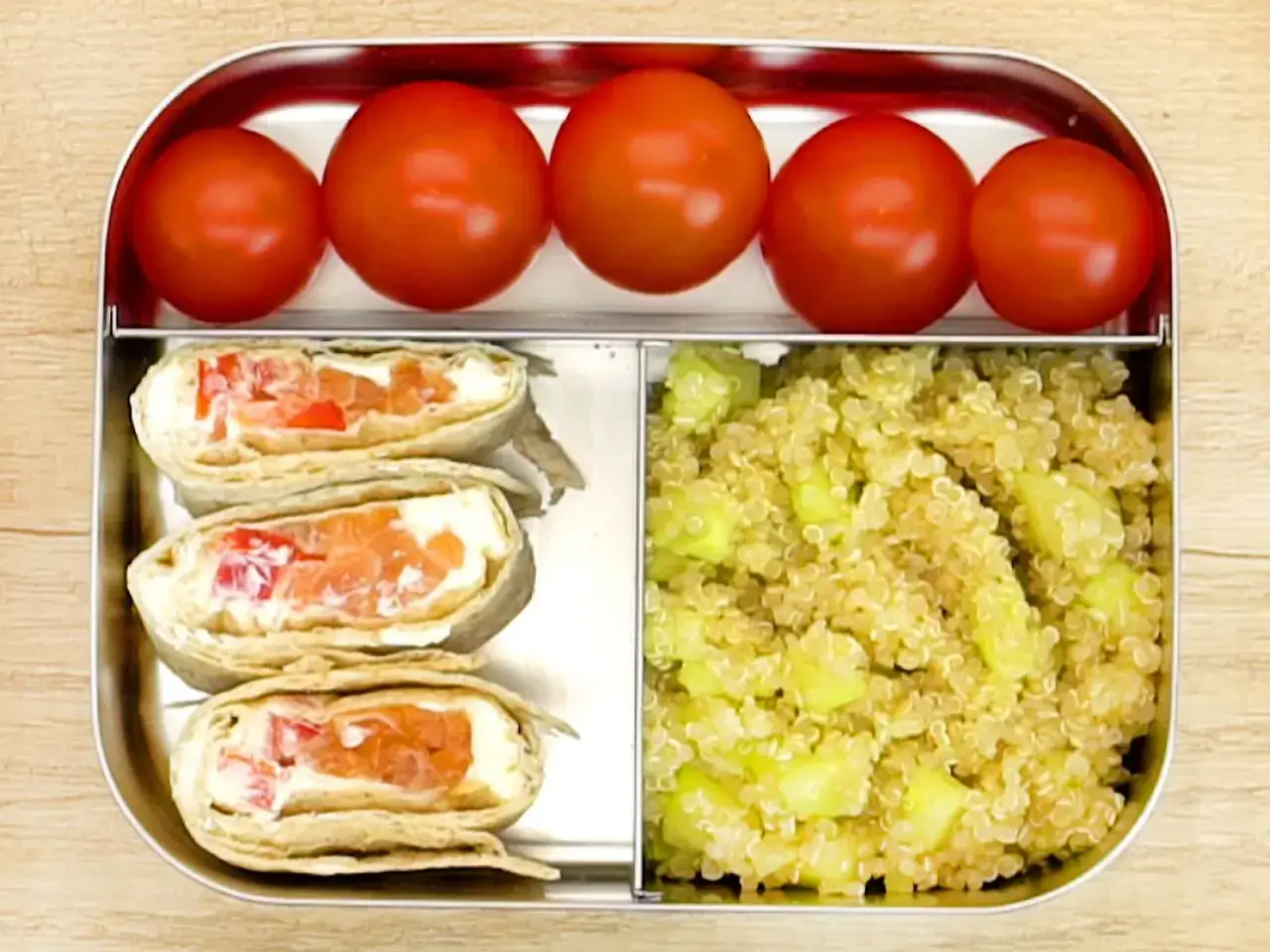 Kaltes Mittagessen zum Mitnehmen: Wraps mit Lachs und Frischk&auml;se, Quinoa mit Gurke und frische Tomaten.