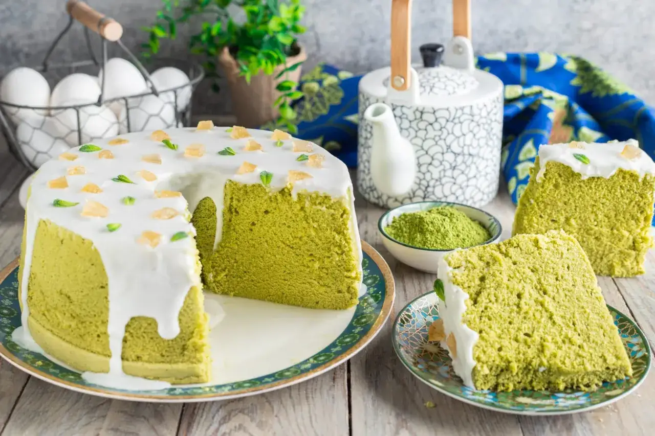 Delizioso chiffon cake matcha, perfetto per la tua prossima ricetta. Decorato con glassa bianca e canditi.