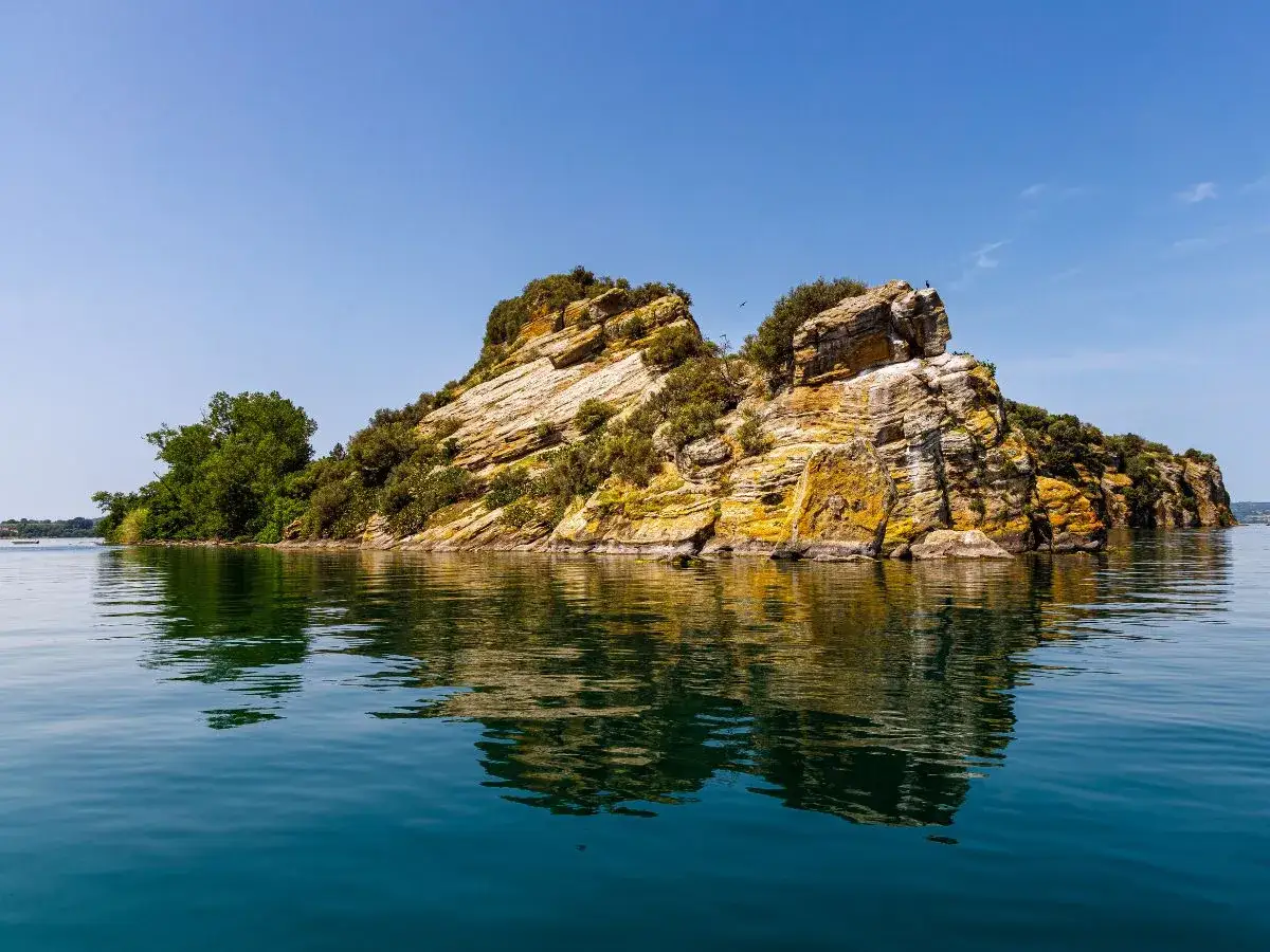 Isola rocciosa nel Lago di Bolsena, testimone dell'origine vulcanica del lago.