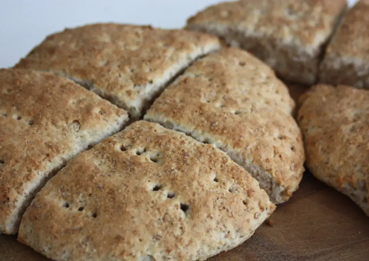 En närbild på nybakade scones med grahamsmjöl, uppskurna i trianglar och redo att avnjutas.