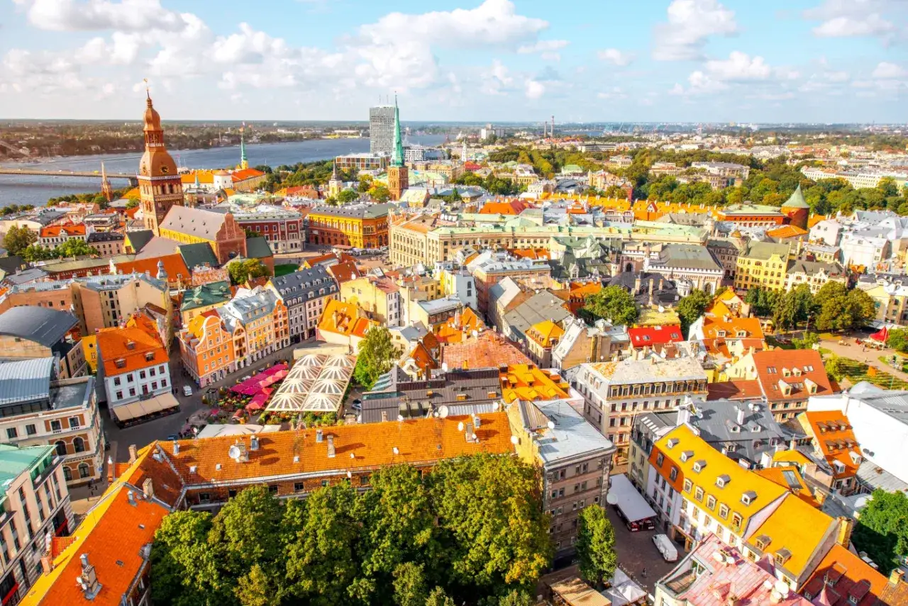 Urokliwa panorama Rygi, idealna na city break. Kolorowe kamienice, wieże kościołów i zieleń tworzą malowniczy widok.
