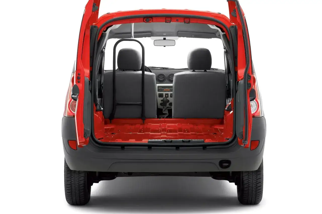 Czerwony Dacia Logan MCV II z otwartymi tylnymi drzwiami, ukazujący pustą przestrzeń bagażową i dwa siedzenia.