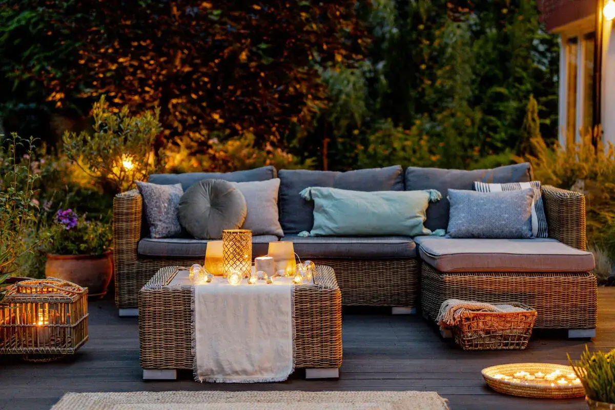 Gemütliche Lounge-Ecke mit Kissen und Lichterketten, perfekt zum **terrasse dekorieren** und Entspannen am Abend.