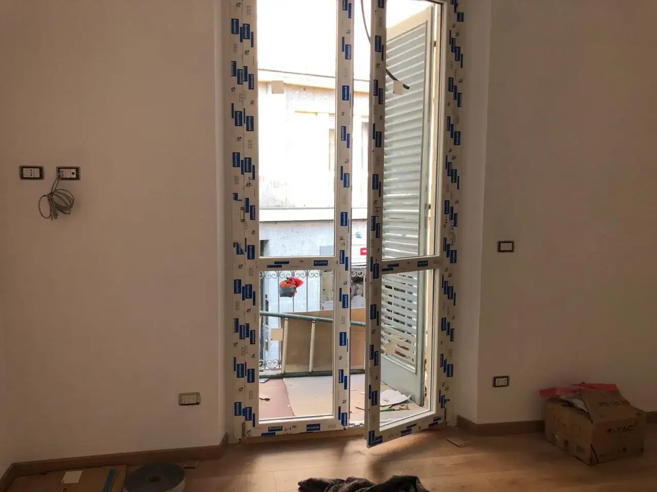 Nuova **doppia finestra per isolamento termico** installata, con persiane esterne. L'ambiente interno è in fase di finitura.
