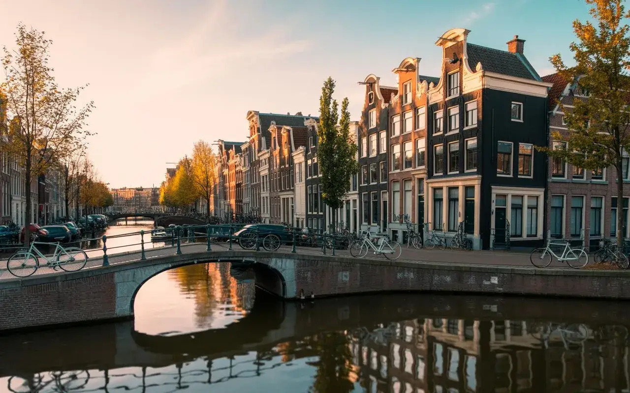 Canales y casas típicas de Ámsterdam al atardecer. Ideal para planificar qué ver en Ámsterdam en 2 días.