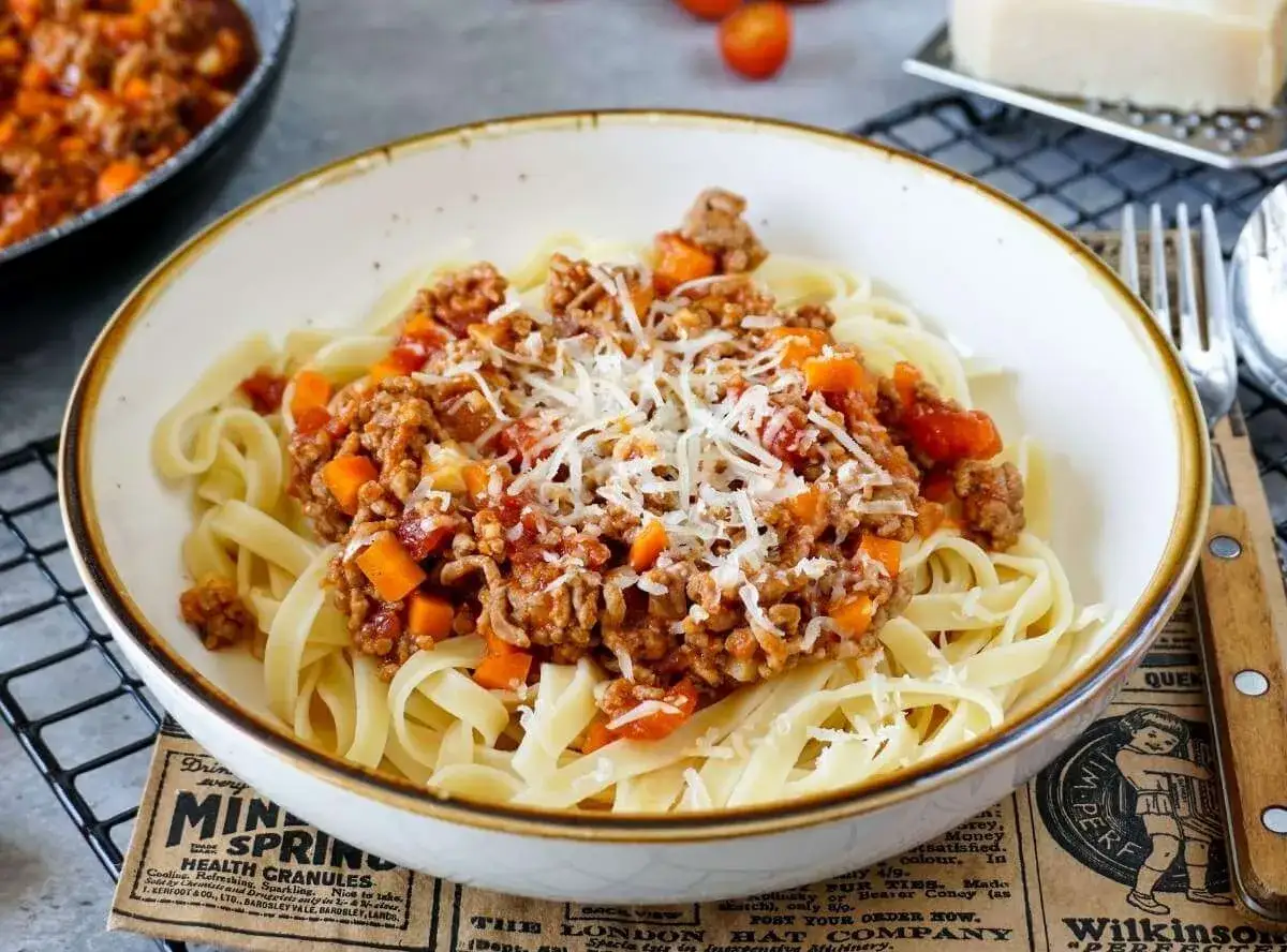 Eine Sch&uuml;ssel Tagliatelle mit herzhaftem Bolognese-Rezept, bestreut mit Parmesan. Ein Klassiker, der immer schmeckt.