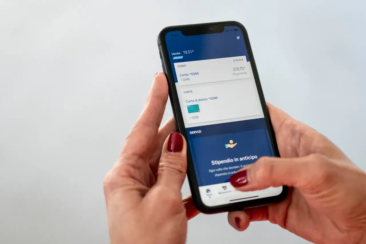 Mano usa smartphone per controllare la cuenta online BBVA si ya eres cliente. Visualiza saldos y tarjetas.