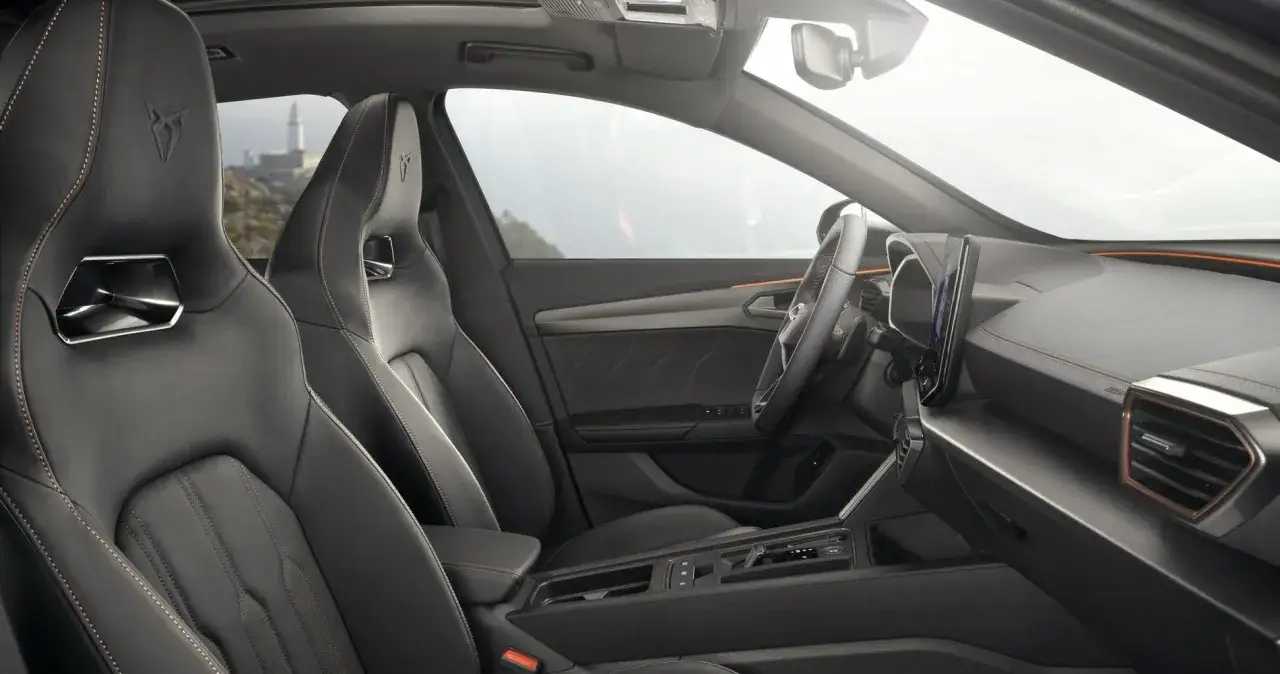 Interni sportivi della Cupra Formentor: sedili avvolgenti in pelle nera con cuciture a contrasto, volante multifunzione e cruscotto moderno.