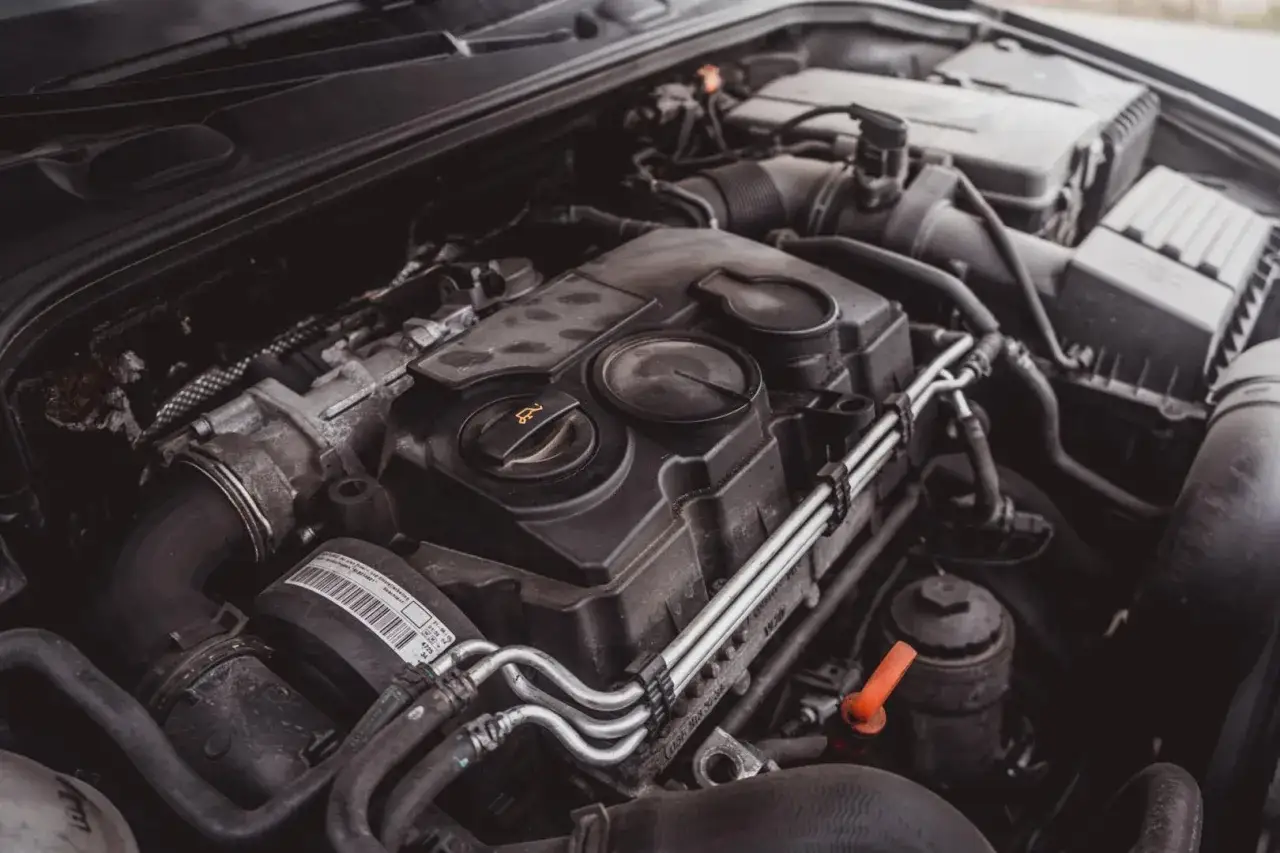 Silnik Audi A3 1.6 benzyna. Opinie o jego niezawodności są różne, ale ten egzemplarz wygląda na zadbany.