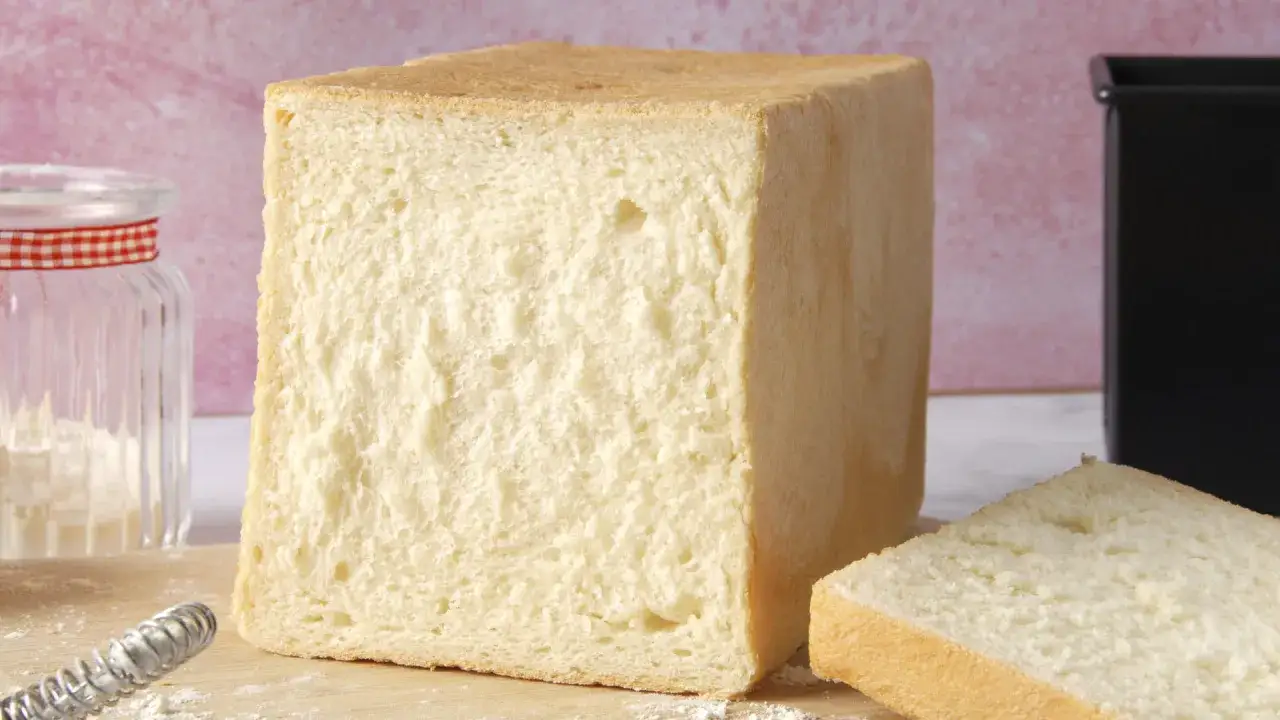 Pain de mie maison, moelleux et doré. Une recette facile et rapide sans machine pour un pain parfait.