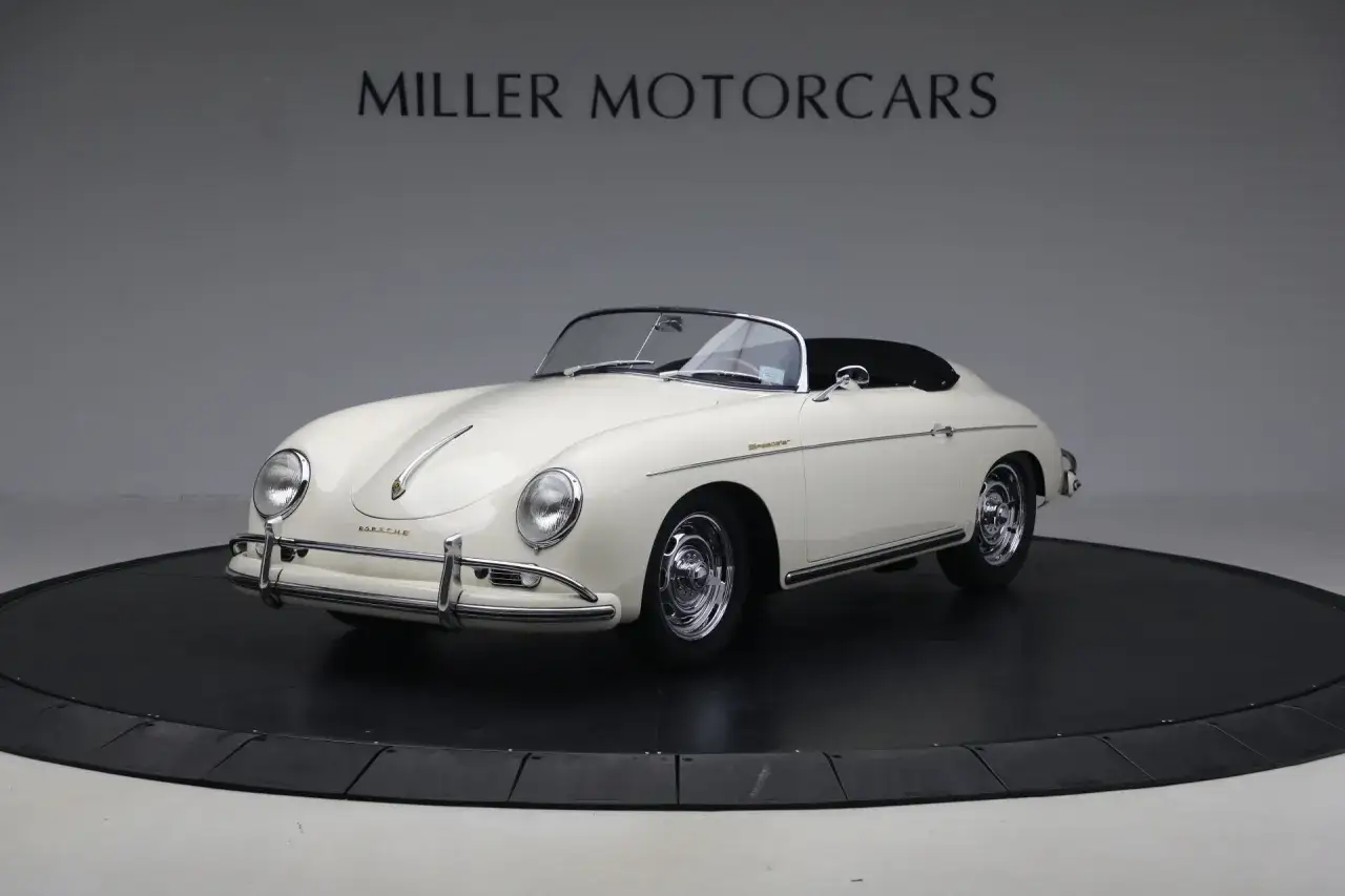 Cremefarbener Porsche 356 Speedster auf Drehb&uuml;hne. Die Porsche 356 Preisentwicklung zeigt steigende Werte f&uuml;r dieses ikonische Modell.