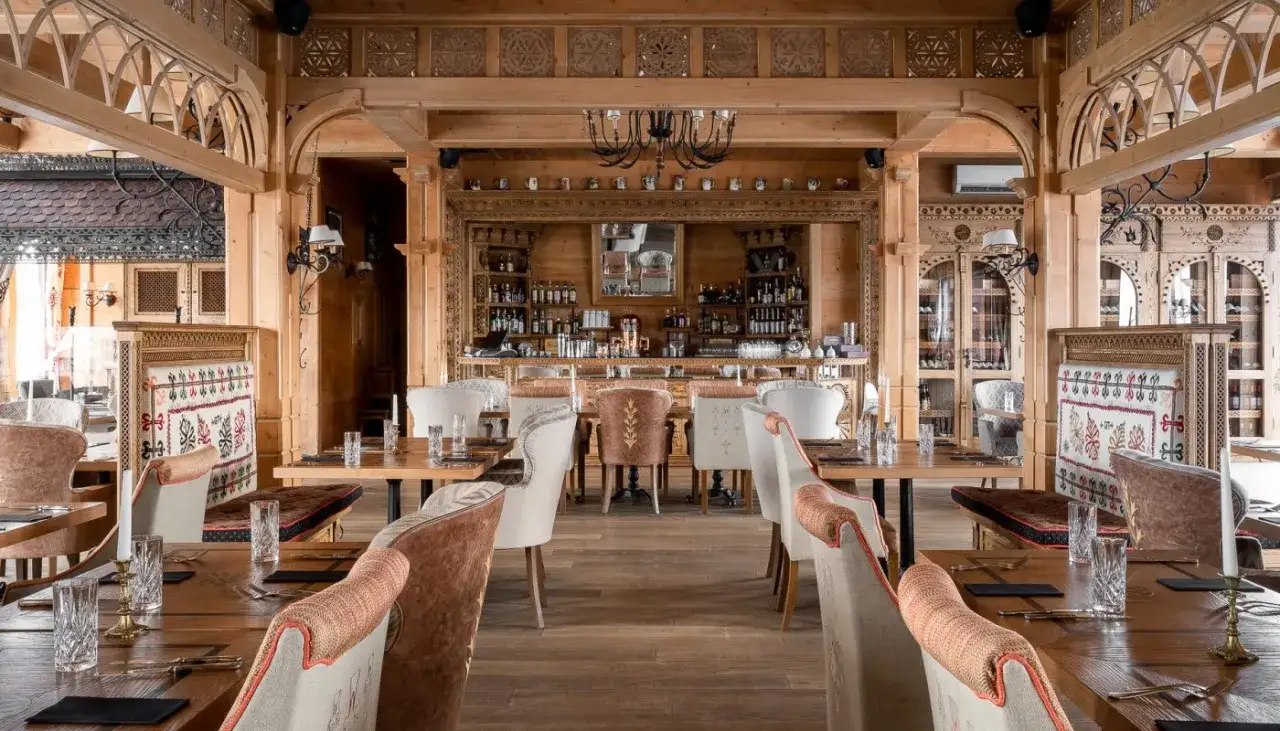 Eleganckie wnętrze restauracji w góralskim stylu. Idealne miejsce, gdzie zjeść w Zakopanem, by poczuć klimat i skosztować lokalnych przysmaków.