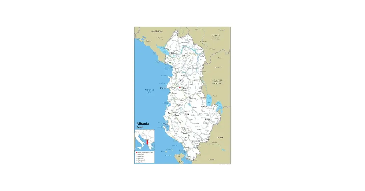 Mapa Albanii z zaznaczonymi miastami i drogami. Planujesz podróż i zastanawiasz się, czy w Albanii jest bezpiecznie? Mapa pokazuje główne ośrodki jak Tirana, Durrës, czy Saranda.