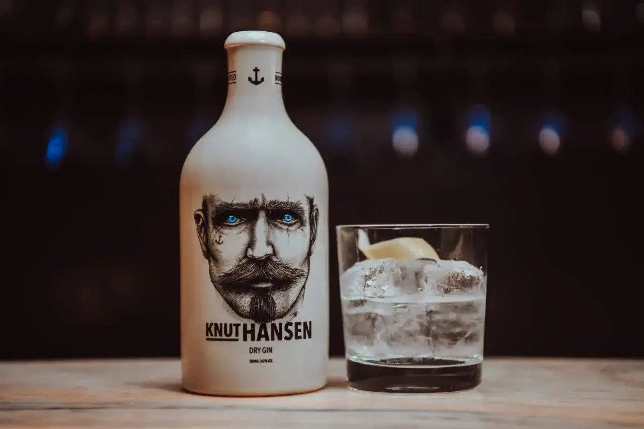 Knut Hansen Gin mit Tonic Water und Eisw&uuml;rfeln, garniert mit einer Zitronenspalte. Ein perfekter Drink f&uuml;r den Sommer.