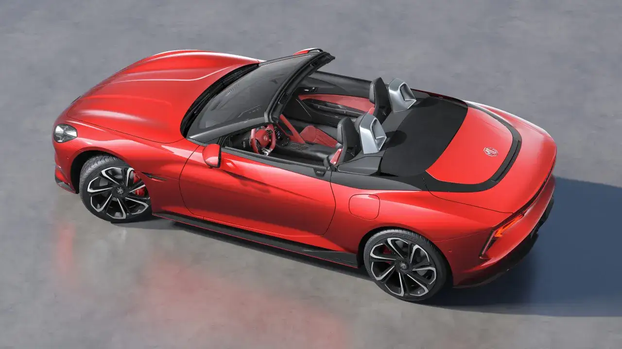 Czerwony mg roadster z czarnym dachem i sportowym wnętrzem, gotowy na jazdę.