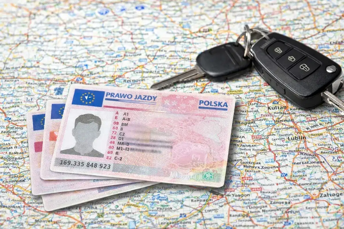 Polskie prawo jazdy, kluczyki samochodowe i mapa. Dokumenty do podróży i przepisy prawo jazdy.