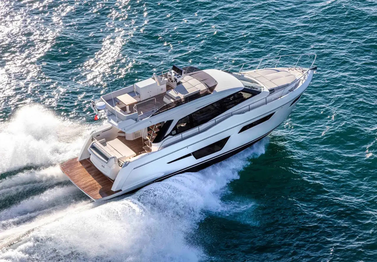 Lussuoso yacht bianco sfreccia sull'acqua, lasciando una scia di spruzzi. Un'imbarcazione da sogno, perfetta per navigare con stile, magari verso il **del Pardo**.