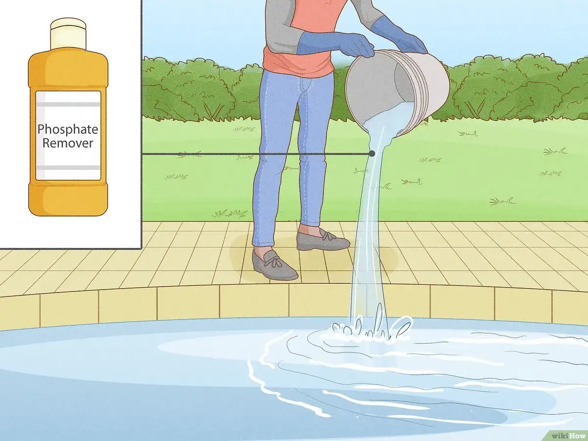 Person gießt Wasser aus einem Eimer in den Pool, um **Algen im Pool** vorzubeugen. Daneben eine Flasche 