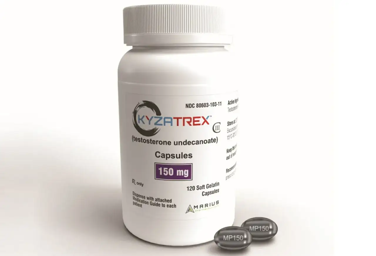 Frasco de pastillas de testosterona Kyzatrex 150 mg. Dos cápsulas MP150 yacen al frente.