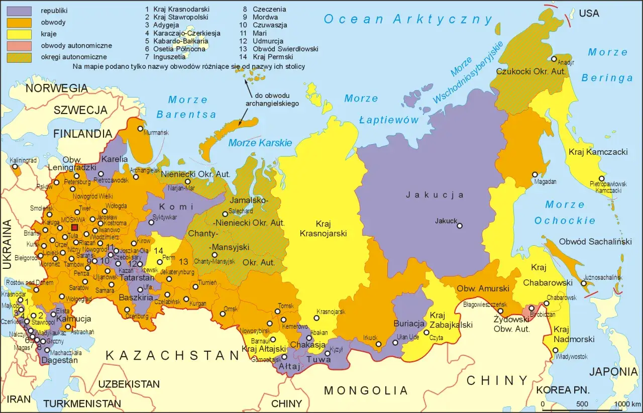 Mapa administracyjna Rosji z zaznaczonymi republikami, obwodami i krajami. Widoczny rozległy krajobraz Rosji, od Morza Barentsa po Morze Ochockie.