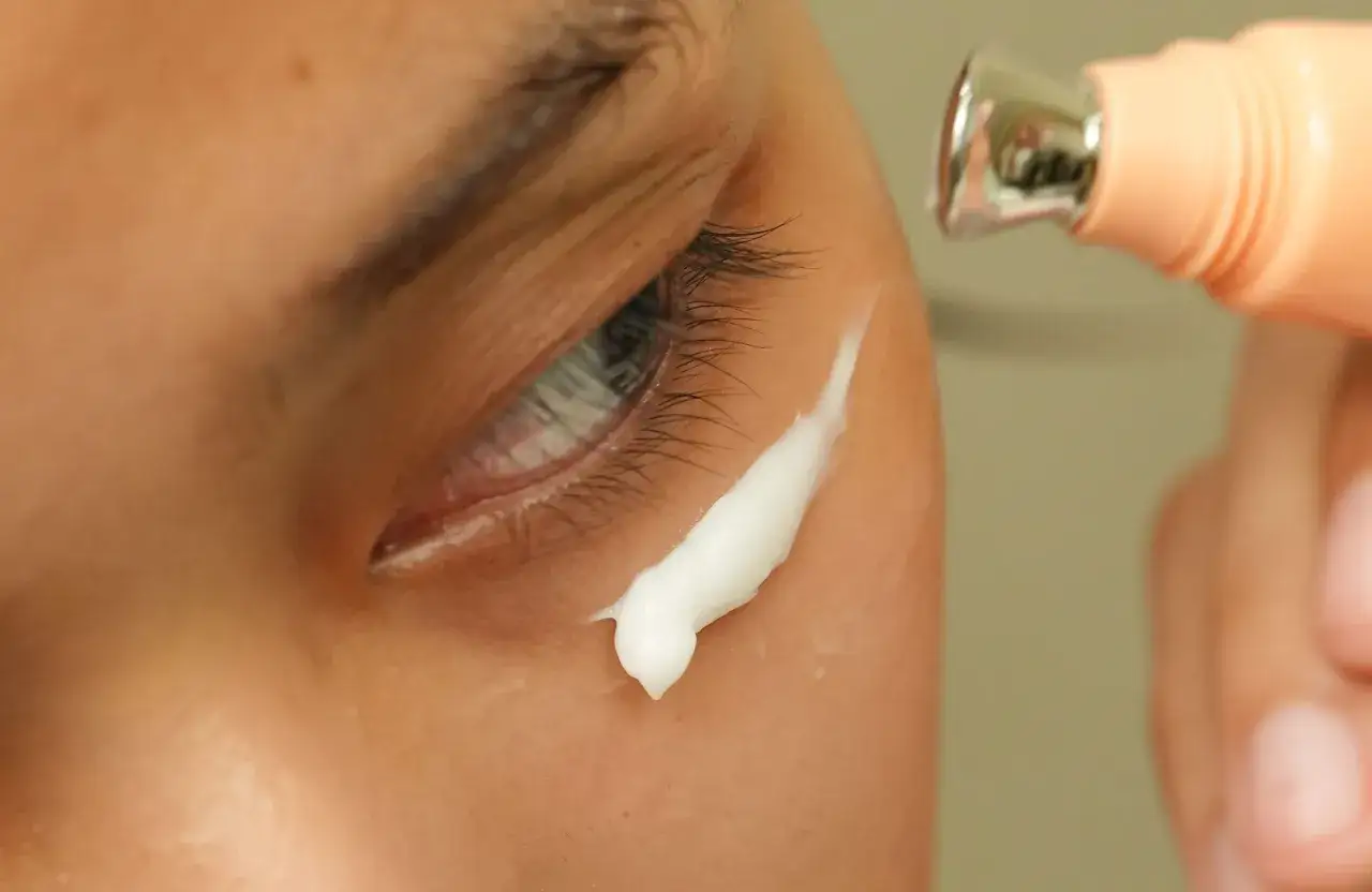 Krem pod oczy z aplikatorem. Czy retinol można stosować pod oczy? Delikatna pielęgnacja wrażliwej sk&oacute;ry wok&oacute;ł oczu.