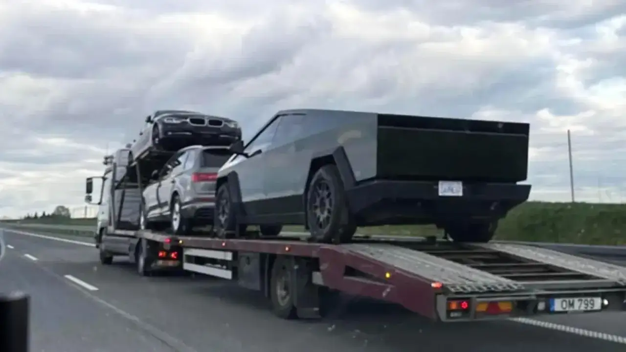 Ciężar&oacute;wka przewozi Teslę Cybertruck i inne auta. Zastanawiasz się, ile kosztuje Tesla Cybertruck?