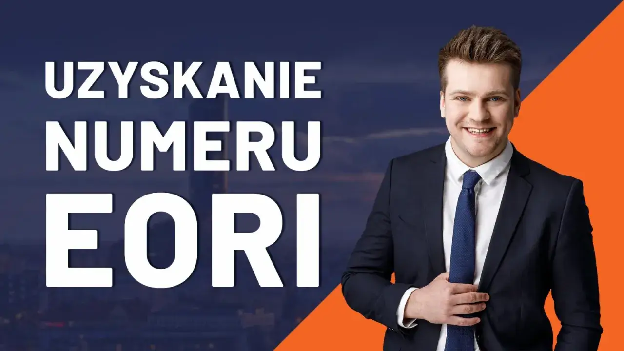 Uzuyskanie numeru EORI. Uśmiechnięty mężczyzna w garniturze na tle miasta i pomarańczowego tła.