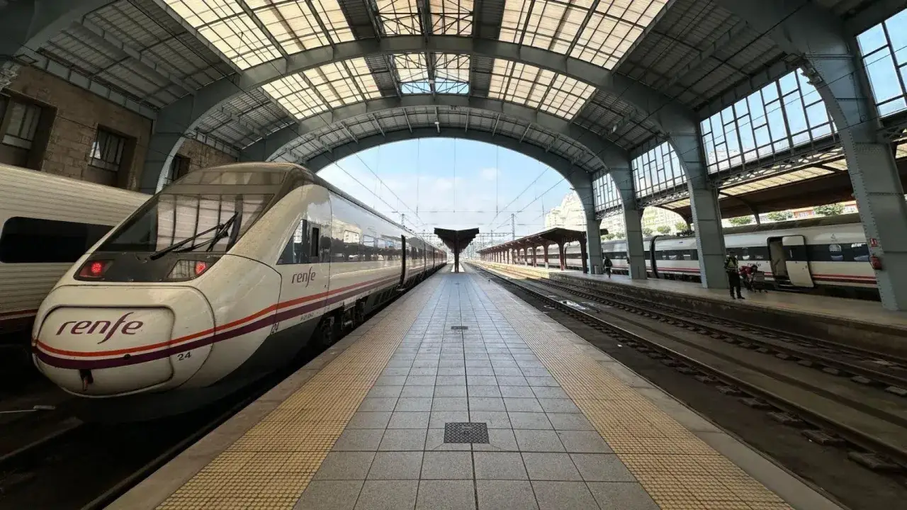 Tren Renfe en la estación, listo para el viaje de Coruña a Madrid.