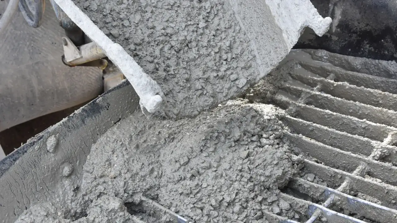 Świeży beton wylewany na ruszt, idealny jako jaki beton na posadzkę w domu.