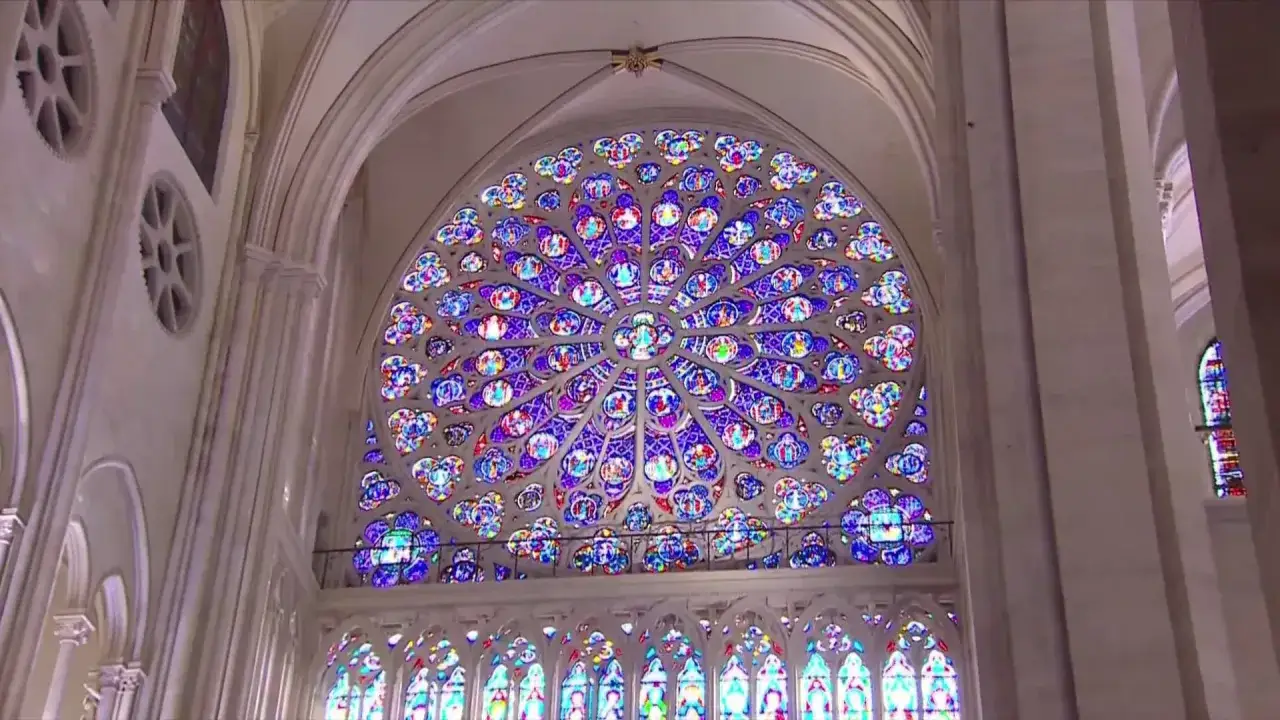 La rosace de Notre Dame de Paris, un chef-d'œuvre de vitrail, illumine l'intérieur. Peut-on visiter Notre Dame de Paris ? Oui, bientôt !
