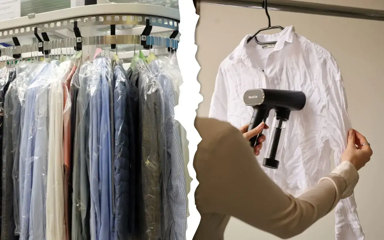 Kleidung reinigen ohne Waschen: Links h&auml;ngt eine Reihe von Hemden in Plastik verpackt, rechts wird ein wei&szlig;es Hemd mit einem Dampfgl&auml;tter aufgefrischt.