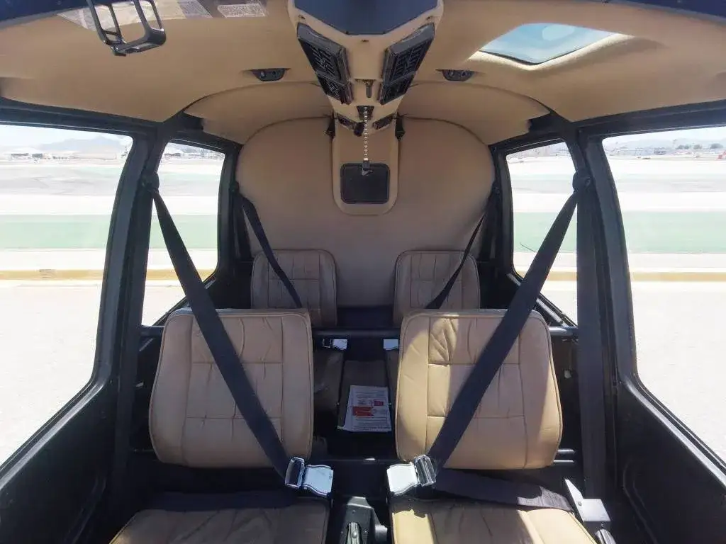 Wnętrze helikoptera Robinson R44