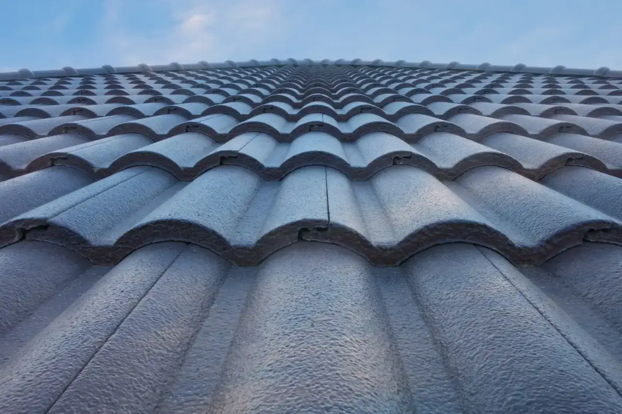 Szary dach z dachówki ceramicznej, idealny do obliczenia, jaka będzie dachówka ceramiczna cena za m2.