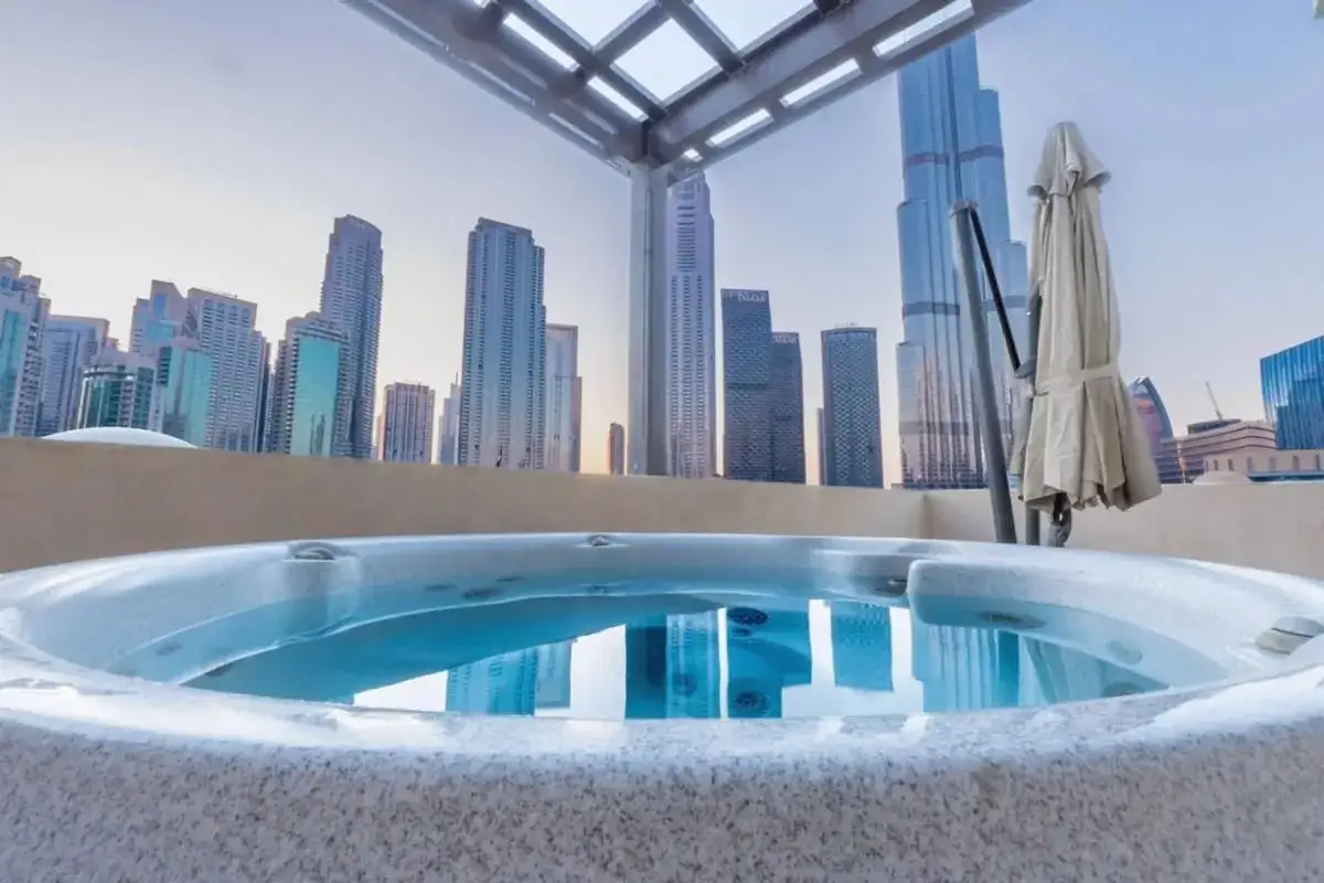 Relaks w jacuzzi z widokiem na najwyższy budynek na świecie i panoramę Dubaju.