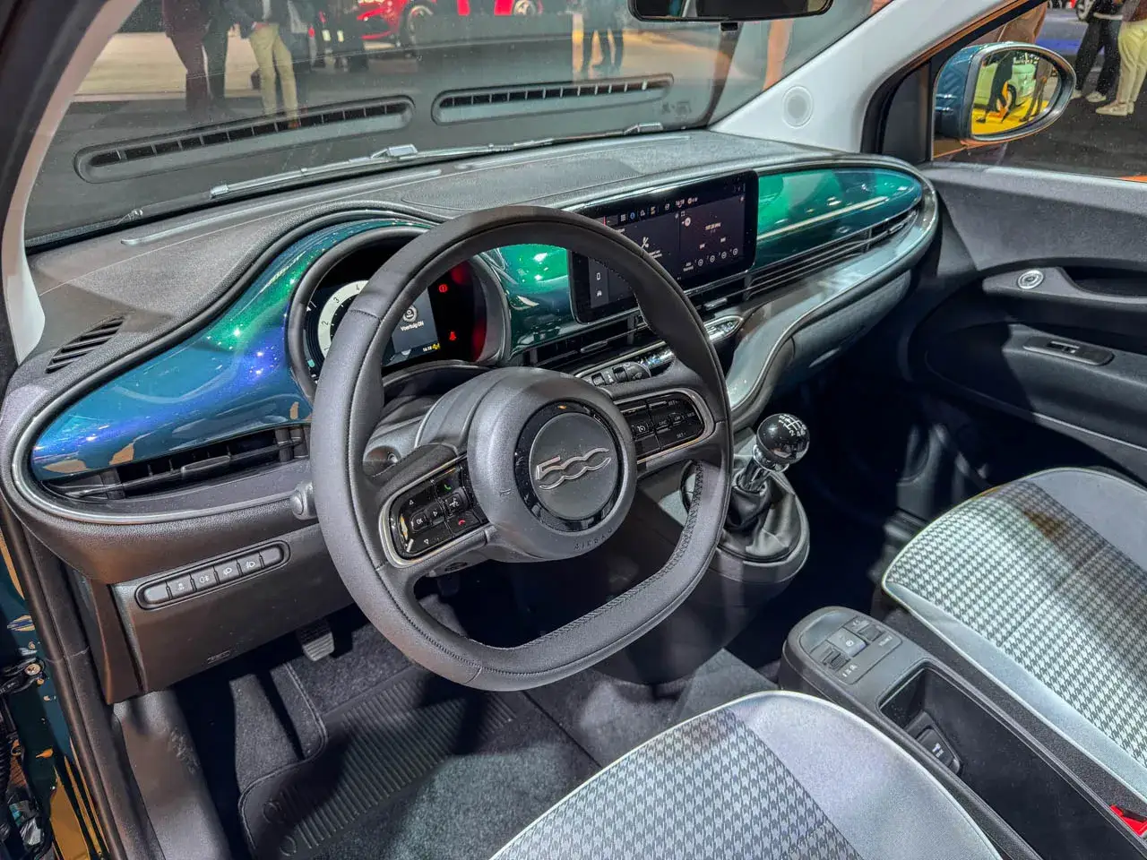 Interior del Fiat 500 Hybrid con salpicadero brillante y asientos de dise&ntilde;o. &iexcl;Una prueba de conducci&oacute;n que promete!
