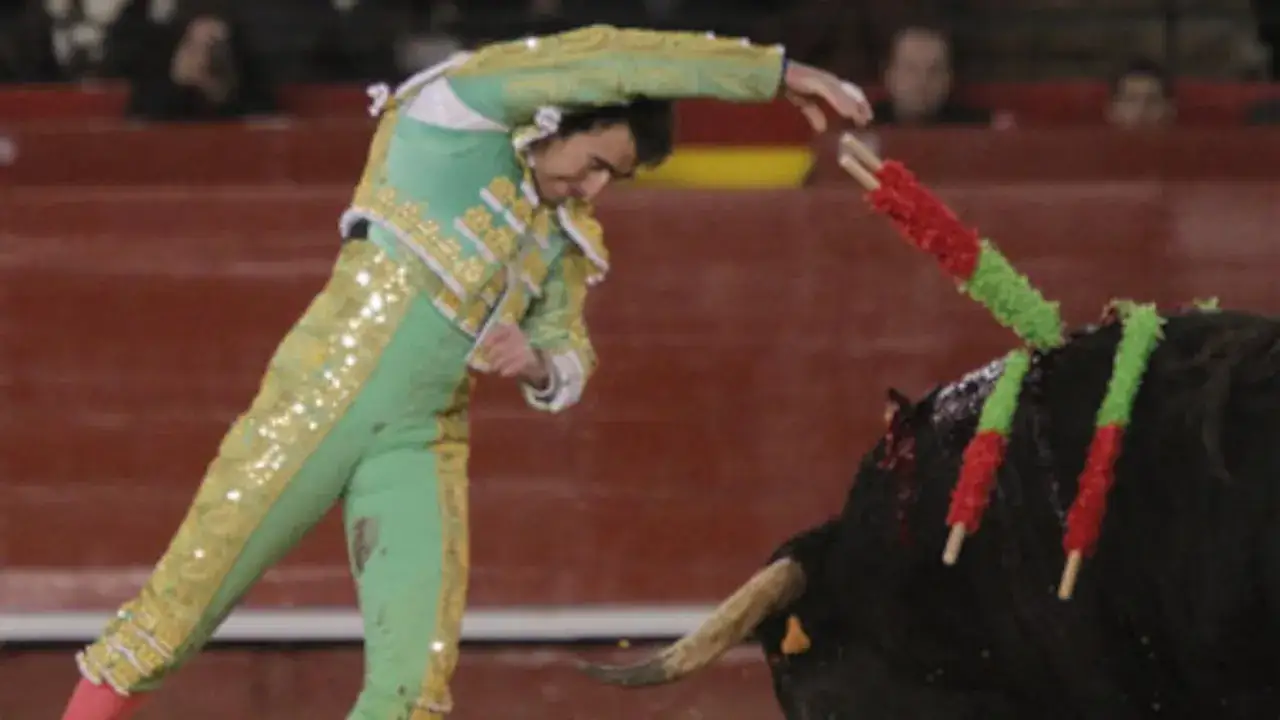 El torero El Fandi clava las banderillas en el lomo del toro, un momento cumbre de la lidia.