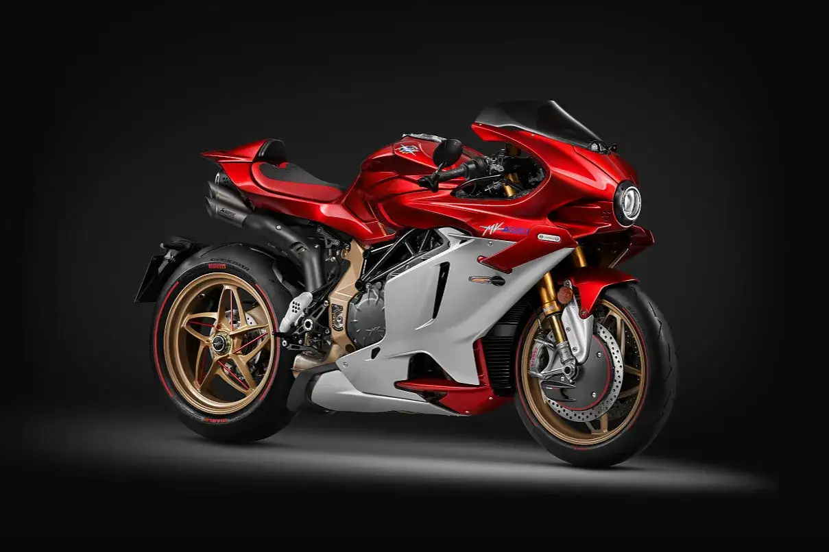 MV Agusta rossa e oro, un capolavoro di ingegneria, forse la MV Agusta pi&ugrave; costosa mai creata, su sfondo scuro.