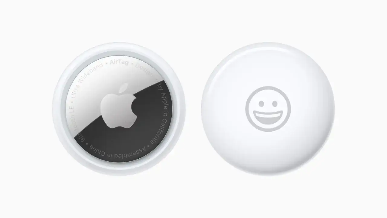 Dwa lokalizatory Apple AirTag. Jeden z logo Apple, drugi z uśmiechniętą buźką. AirTag co to? To małe urządzenie do śledzenia zgubionych przedmiotów.