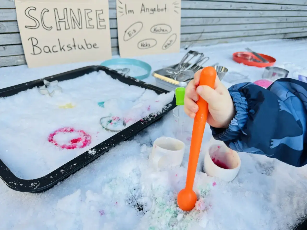 Kinder gestalten im Schnee eine